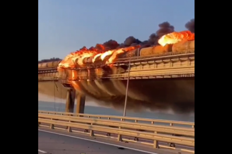 VIDEO - Momentul în care podul strategic al rușilor, care leagă Crimeea de Rusia, sare în aer  