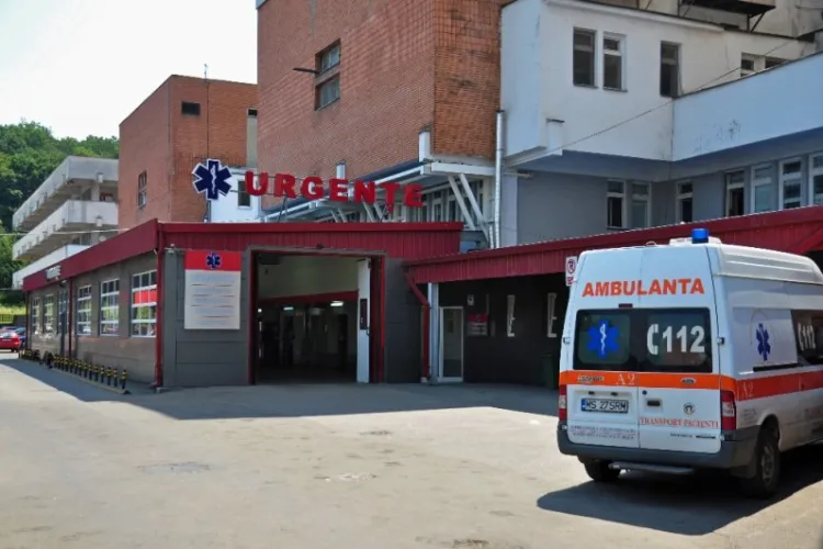 Trei persoane, transportate la urgențe, după ce o substanță lacrimogenă a fost pulverizată într-o sală de jocuri de noroc