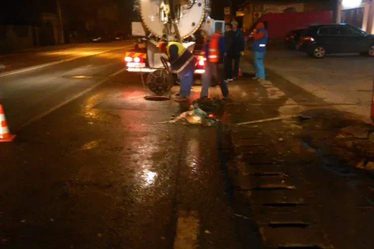Ce s-a găsit în canalizarea din Florești. Șervețelele aruncate se fac ca o țesătură care înfundă tot - FOTO