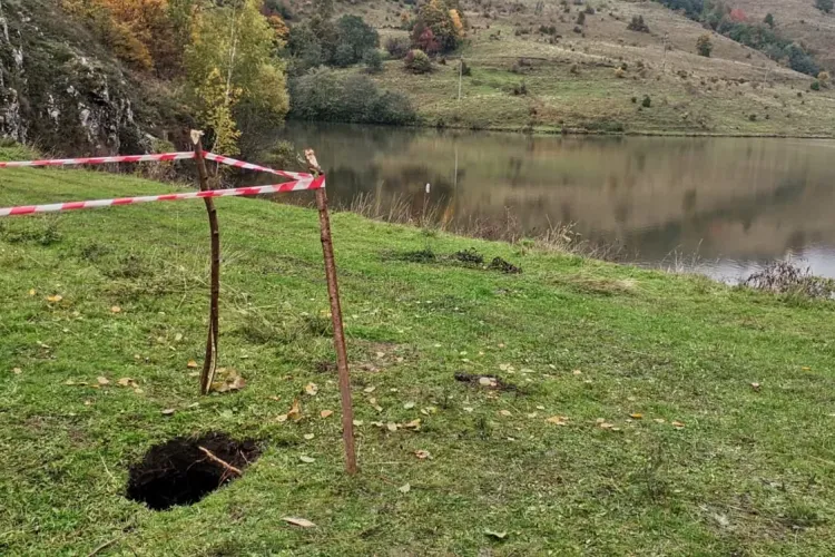 Fisură în barajul lacului de acumulare de la Roșia Montană! Au fost evacuați sute de oameni - FOTO cu fisura