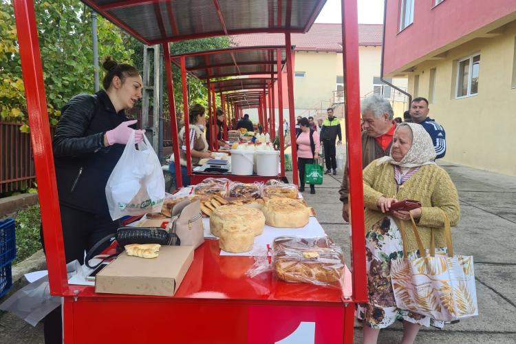 Tanti Lenuța, ”bunica lui Mircea Bravo”, la cumpărături în Piața volantă din Chinteni - FOTO