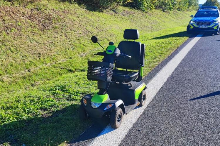 O bunicuță de 87 de ani în scaun cu rotile electric s-a trezit pe autostradă: „Își pierduse orientarea și s-a rătăcit. Venea de la coafor”
