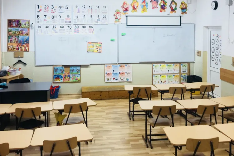 Șase elevi de gimnaziu și trei profesori, din Huedin, transportați de urgență la spital, după ce copiii au fumat în clasă o țigară cu o substanță suspectă