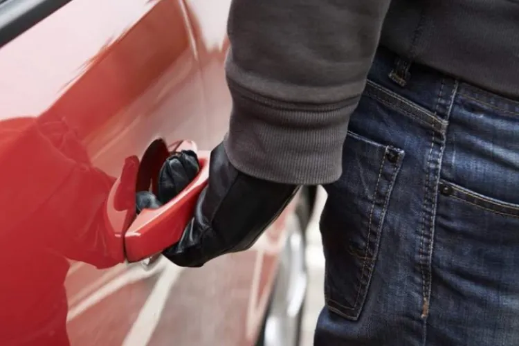 Trei tineri au fost reținuți la Cluj, după ce au furat o mașină și apoi au dat o spargere 