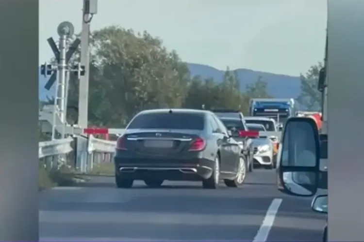 Mașina vicepreședintelui Consiliului Județean Satu Mare, filmată în timp ce se strecura printre barierele închise de cale ferată