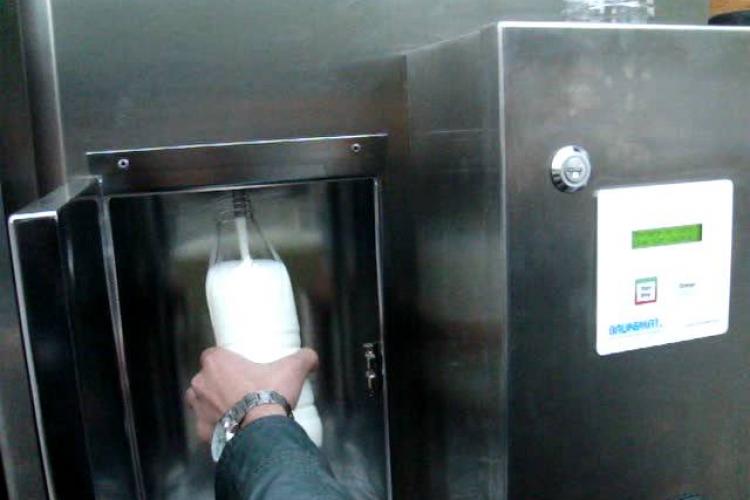 Patru adolescenți au furat 400 de lei din dozatoarele de lapte din Gherla. Cum au reacționat autoritățile