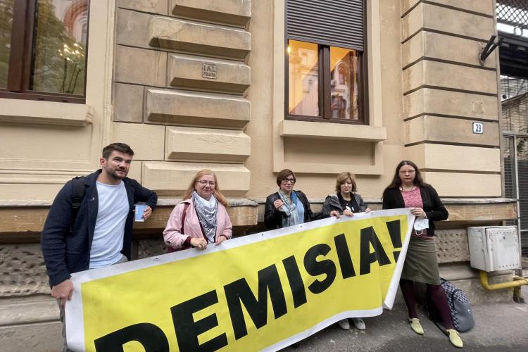 Un activist civic, amendat pentru protestul organizat în fața Ministerului Educației! A cerut demisia lui Cîmpeanu, acuzat de plagiat 