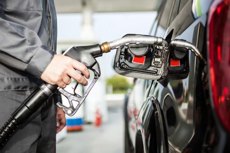Prețul benzinei și al motorinei în Cluj-Napoca, astăzi, 28 septembrie 2022. Carburanţii continuă să se ieftinească