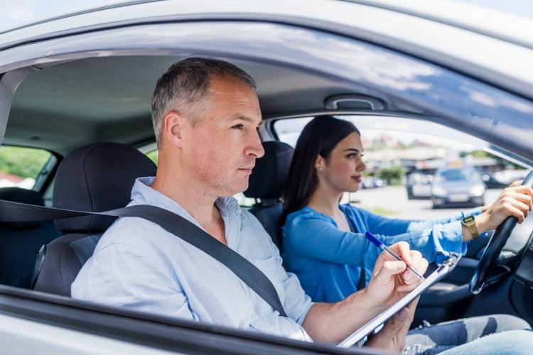 Noi reguli la examenul pentru permisul auto: Proba practică (orașul) ar putea fi susținută și cu examinatori autorizați