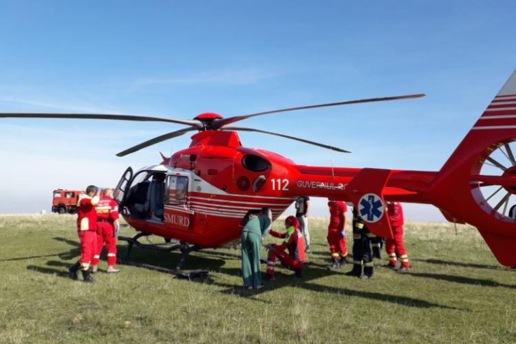 FOTO - CLUJ: Un bărbat, transportat cu elicopterul la spital, după ce a căzut de pe ATV  într-o carieră de piatră din Cheia, comuna Mihai Viteazu