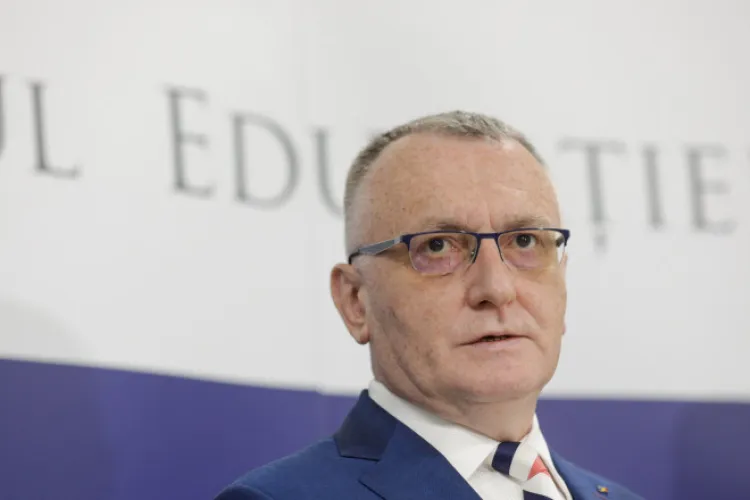 „O mână spală pe alta”! Cum se apără Sorin Cîmpeanu în scandalul în care e acuzat de plagiat