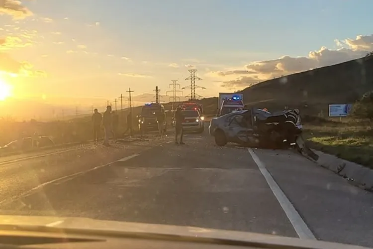 Accident pe Bulevardul Muncii! Două victime au rămas blocate în mașină - FOTO