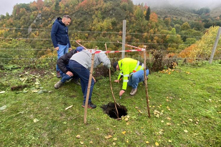 Fisura barajului de la Roșia Montană, verificată cu creangă de un profesor clujean. Arafat: Lăsați-l să-și facă treaba - VIDEO