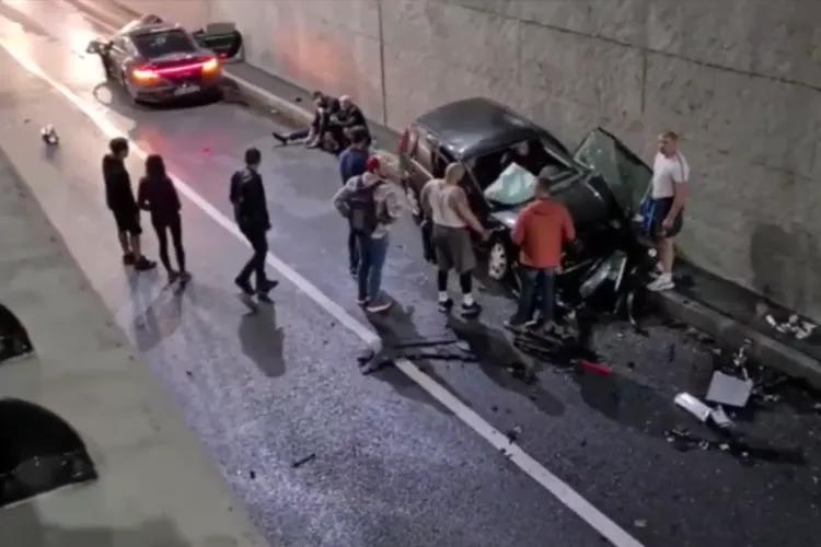 Un Porsche Carrera S a produs un accident grav în pasajul Magheru din Oradea. Șoferul a fugit și este căutat - VIDEO și FOTO