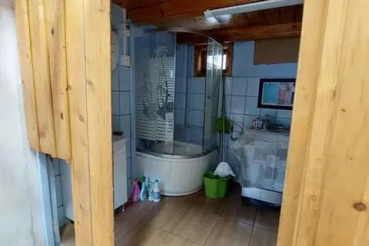 Garsoniera cu patul deasupra băii. E înghesuială mare la Cluj - FOTO