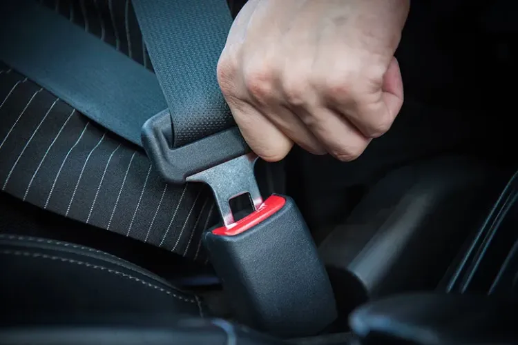 FOTO - „Nu păcălești doar senzorul centurii, ci te păcălești pe tine”. Poliţia Română, avertisment dur: „Cum am putea să vă mai atragem atenția?”