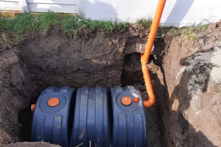 Românii care dețin fosă septică neînregistrată riscă amenzi de peste 5.000 de lei. Ce obligaţie au