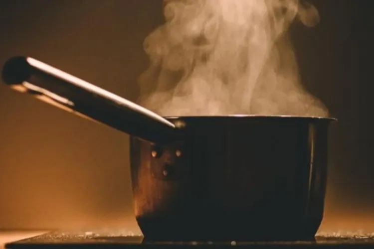 Locuitorii unui bloc, alertați de fumul gros care provenea de la o oală uitată pe aragaz. Vecina cu pricina, dormea liniștită 