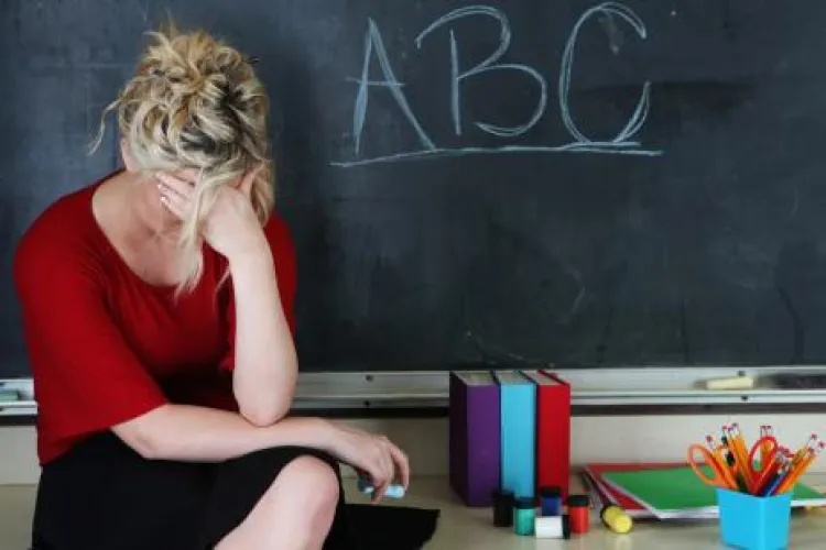 Învățătoarea unei clase de a IV-a, înregistrată în timp ce își umilea elevii: „Analfabetă! Hai, lasă boceala!”