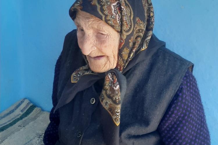 VIDEO - O bunicuță de 103 ani s-a prefăcut că își dă ultima suflare ca să sperie un hoț. Panicat, individul i-a pus o lumânare în mână și a fugit
