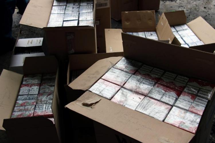 Zeci de cartuşe cu ţigări de contrabandă, confiscate de polițiști, au dispărut dintr-un birou al poliției din Petroșani 