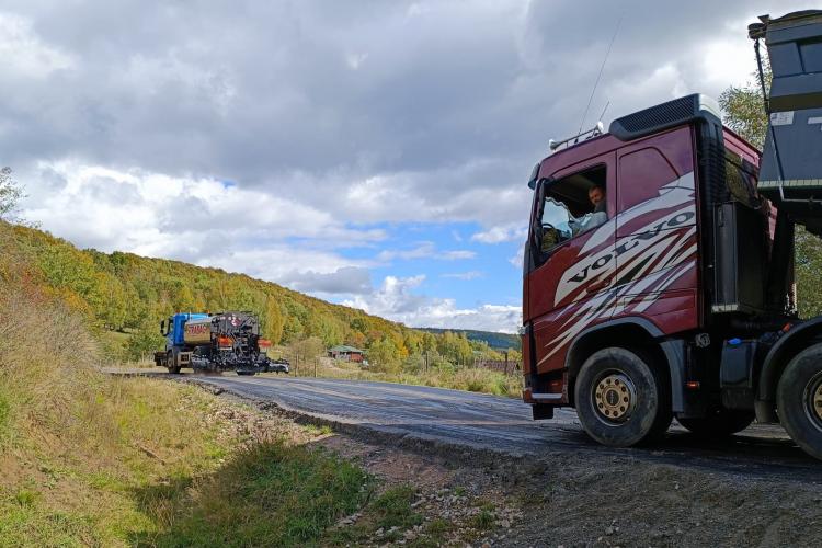 Începe asfaltarea pe sectorul de drum lacul Micești - Tureni 
