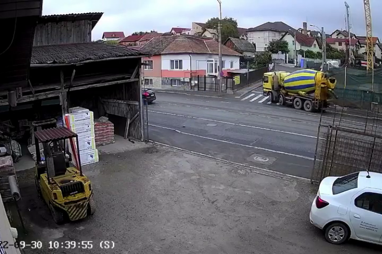 Accident filmat LIVE pe strada Oașului! Ieșire inconștientă de pe o stradă lăturalnică - VIDEO