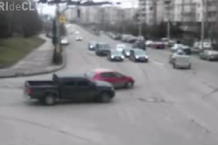 Un sofer beat a ranit trei persoane si a avariat trei masini intr-un accident pe strada Campului - VIDEO camera de supraveghere