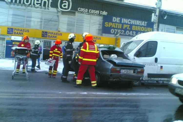 Accident cu mai multe autoturisme implicate in fata magazinului Ambient, cartierul Someseni. O femeie a fost incarcerata- VIDEO