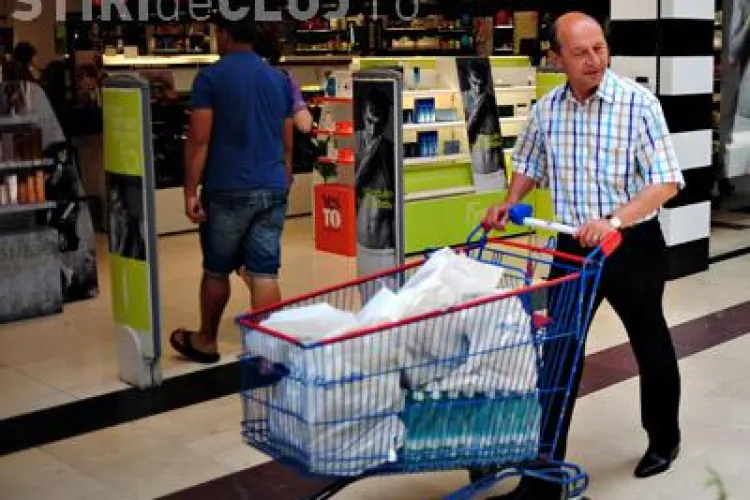 Traian Basescu a iesit la cumparaturi in Carrefour