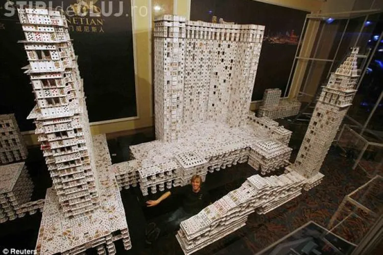 Dupa ce a intrat in Cartea Recordurilor, a distrus cea mai mare constructie din carti de joc - VIDEO