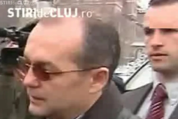 Sindicalistii au cerut demisia lui Emil Boc si au aruncat cu bulgari de zapada dupa el - VIDEO