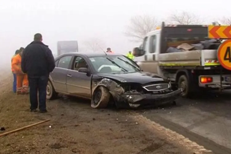 Accident grav in localitatea Livada, jud. Cluj. Patru autoturisme si un TIR s-au ciocnit si o persoana este ranita  