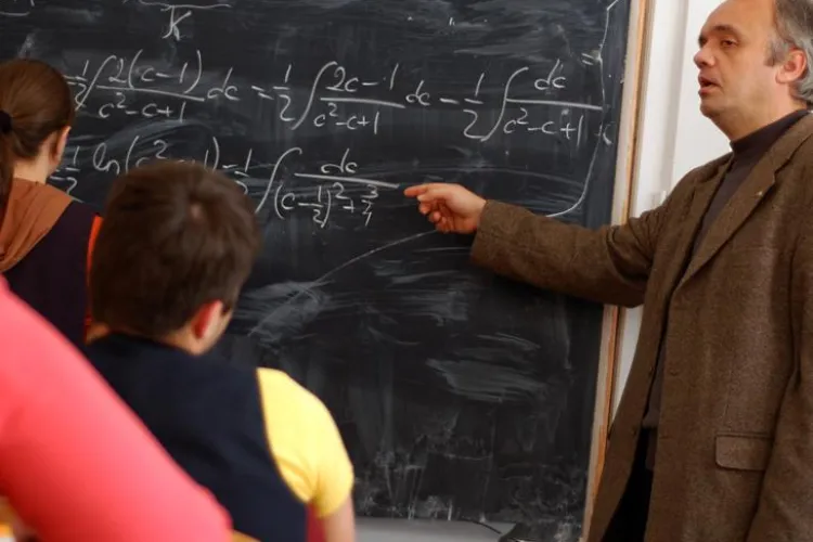 5.500 de profesori clujeni, care au castigat in instanta majorarea salariilor cu 50 %, isi vor primi banii esalonat, timp de 3 ani