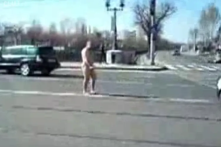 Un barbat a fost filmat in timp ce se plimba in pielea goala pe strada, printre masini - VEZI VIDEO
