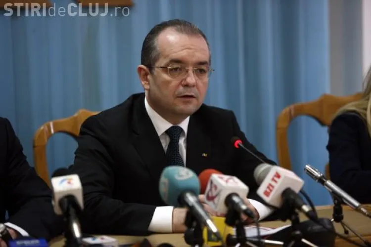 Premierul Emil Boc acorda "permisuri" pentru trecerea frontierei- VIDEO