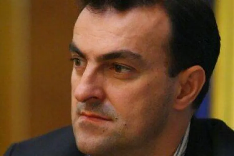 Primarul Clujului Sorin Apostu ia lectii de autoaparare imbracat in politist