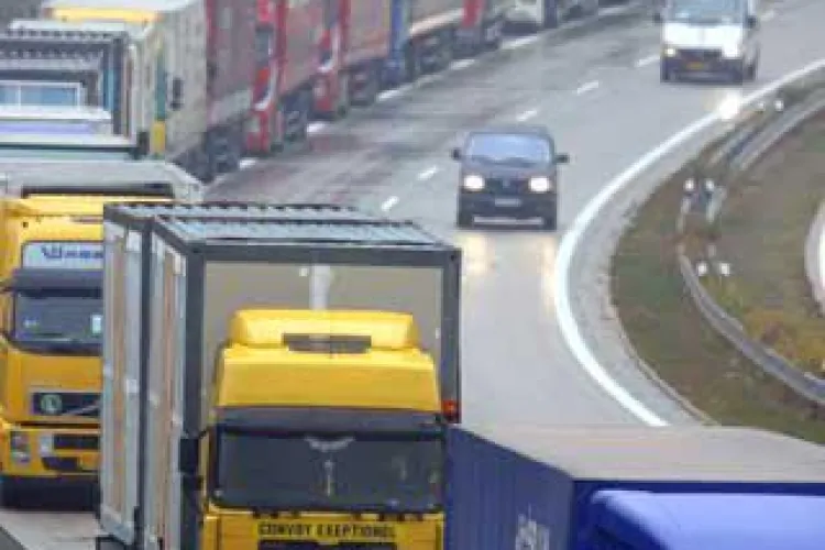 Ungaria a interzis circulatia TIR-urilor pana luni la ora 22