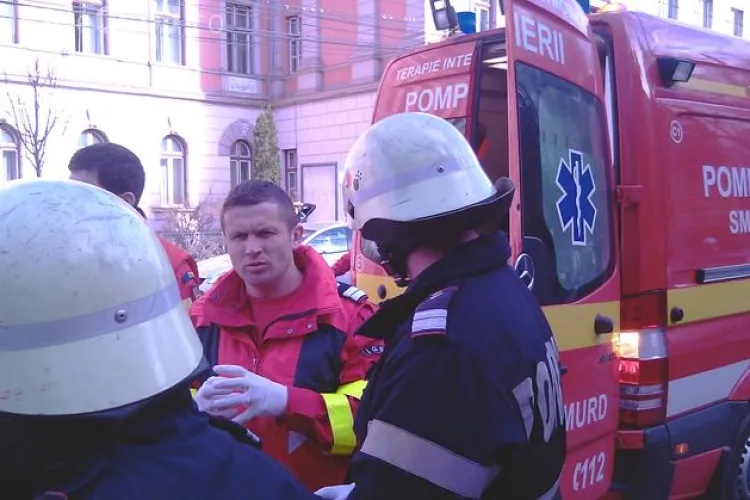 Accident langa Teatrul National din Cluj. Un tanar a fost luat pe capota de un VW -  FOTO