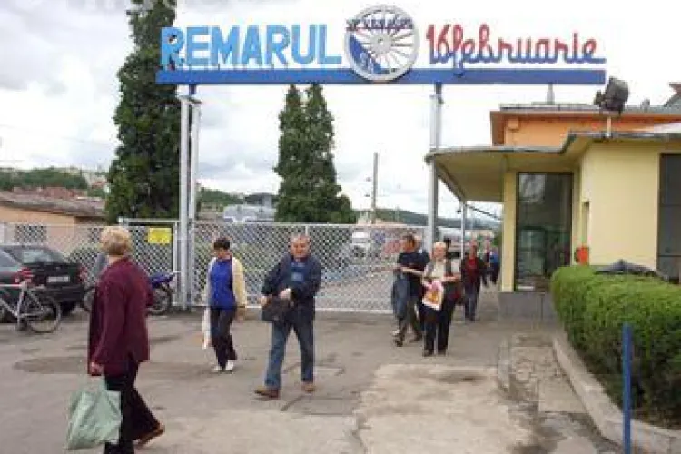 Angajatii de la Remarul, din nou la protest in curtea fabricii