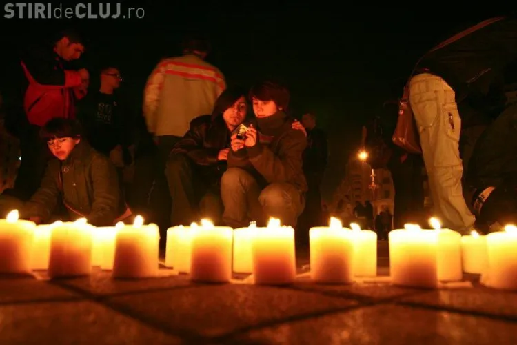 Piata Avram Iancu si Piata Unirii din Cluj-Napoca au fost in bezna, timp de 60 de minute. Tinerii au aprins lumanari de "Earth Hour" - VIDEO