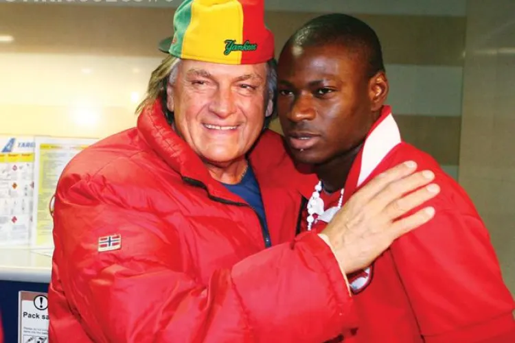 Dinamovistul N'Doye a fost luat in balon de Florin Piersic pe aeroport. Marele actor a declarat ca tine cu Dinamo si nu cu CFR Cluj- VIDEO