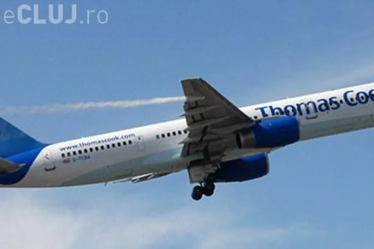 Incident aviatic! Sute de litri de combustibil s-au scurs dintr-un avion cu turisti britanici - FOTO de la incident