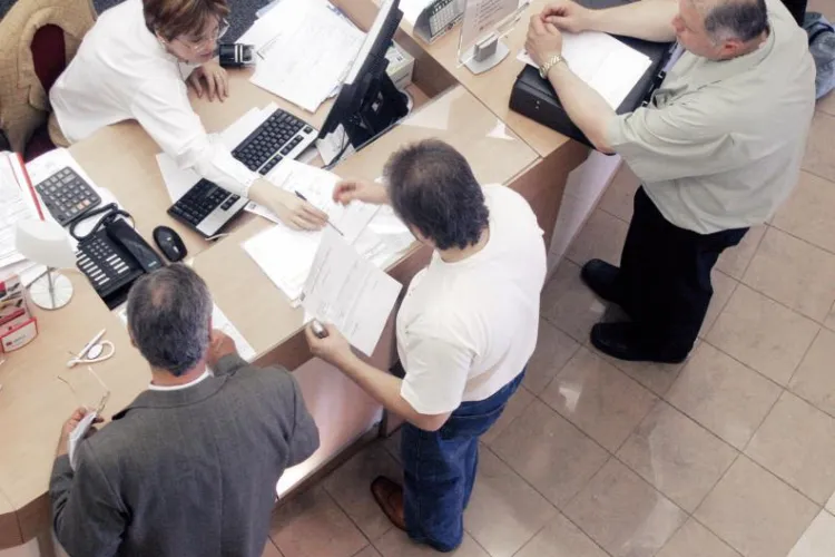 O banca a fost amendata de inspectorii OPC Cluj cu 2.000 de lei pentru nereguli la intocmirea contractelor