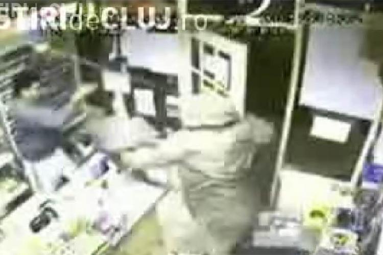 Hoti ghinionisti. Vanzatorii dintr-un magazin au snopit in bataie doi tineri care incercau sa dea un jaf -  VIDEO