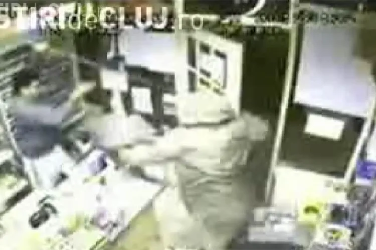 Hoti ghinionisti. Vanzatorii dintr-un magazin au snopit in bataie doi tineri care incercau sa dea un jaf -  VIDEO