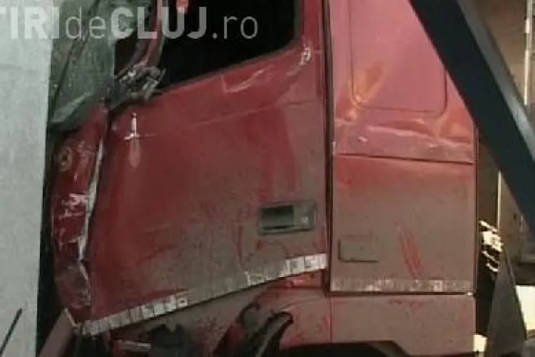 Accident spectaculos. Un TIR a intrat intr-o cladire de birouri - VIDEO