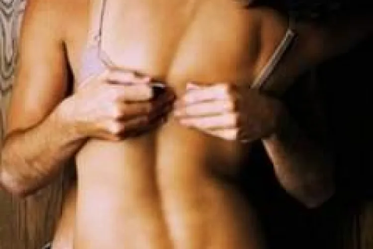 O tanara si-a muscat iubitul de penis pentru ca a fost infidel