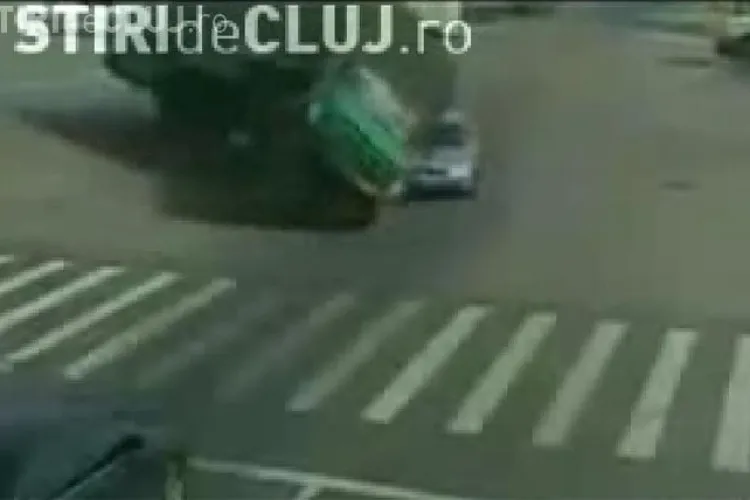 VIDEO - Un camion s-a rasturnat peste un autoturism intr-o intersectie aglomerata din China