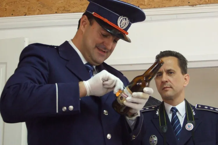 Primarul Clujului Sorin Apostu a fost astazi "politist"! A tras cu arma, a prelevat probe de la un jaf  si s-a autoaparat! - VIDEO